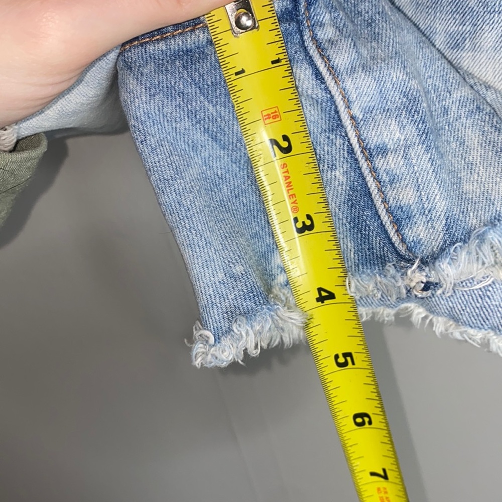 🎱Vintage Light-wash distressed American Eagle jean shorts! - Picture 5 of 9